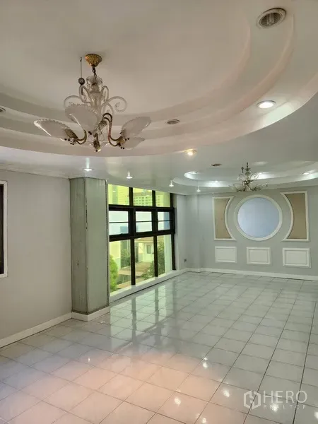 สำนักงาน ให้เช่าหรือขายในKhlong Toei, Bangkok - โถงหรือห้องประชุมสว่าง พื้นกระเบื้องสีขาว พร้อมโคมระย้าและผนังตกแต่งวงกลม