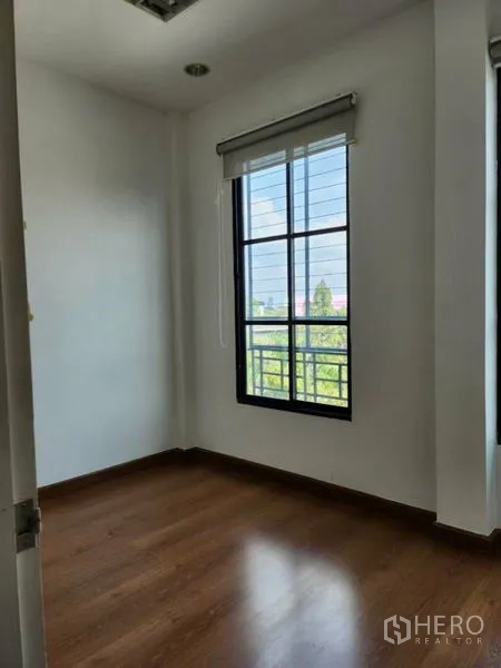 ทาวน์เฮาส์ ให้เช่าหรือขายในWang Thonglang, Bangkok - ห้องสว่าง พื้นไม้ หน้าต่างกรอบดำบานใหญ่พร้อมมู่ลี่