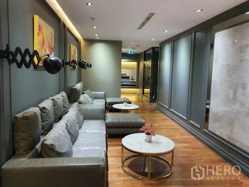 ออฟฟิศ for rent in Khlong Toei, Bangkok - พื้นที่นั่งรอแบบสบาย โซฟามุม โคมไฟติดผนัง และโต๊ะหินอ่อน