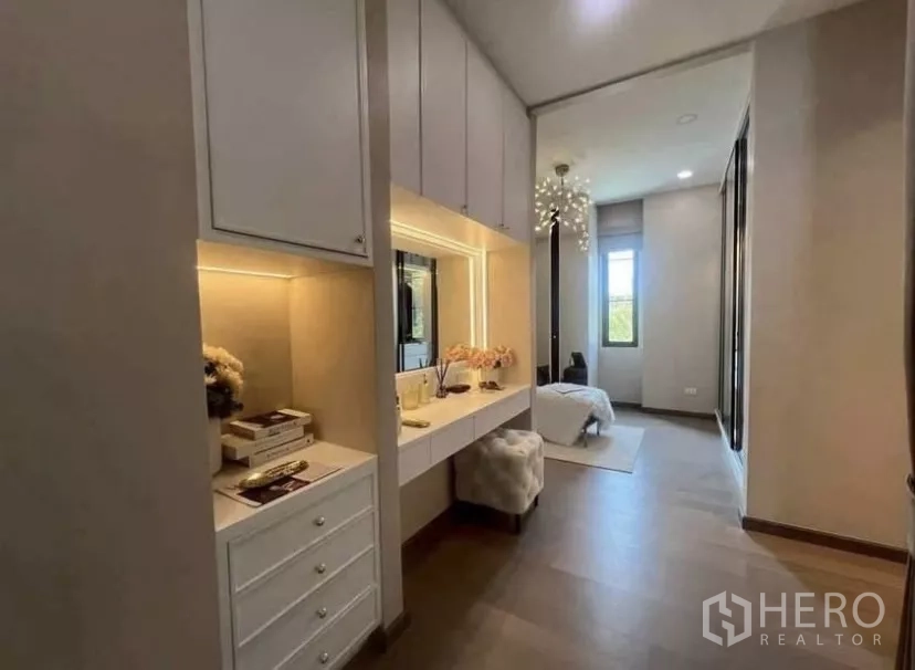 独立式住宅 出租在Lat Phrao, Bangkok - 走廊化妆台，柜体与背光镜面通往更衣区。