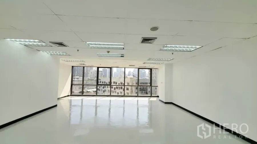 สำนักงาน ให้เช่าในWatthana, Bangkok - ออฟฟิศแบบโอเพนแปลนสว่าง พร้อมหน้าต่างบานใหญ่ วิวเมือง พื้นเงา และไฟเพดานแขวนในเขตวัฒนา กรุงเทพฯ