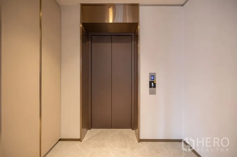 คอนโด ให้เช่าในPathum Wan, Bangkok - ล็อบบีลิฟต์ส่วนตัว ประตูลิฟต์ไม้ และพื้นหินอ่อน