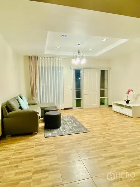 联排别墅 出租在Prawet, Bangkok - 另一处起居空间，推拉门、窗帘与电视柜。