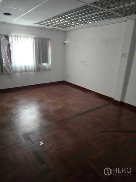 อาคารพาณิชย์ ให้เช่าในWatthana, Bangkok - ห้องสว่างพื้นปาร์เกต์ หน้าต่างรับแสง เหมาะทำออฟฟิศหรือสตูดิโอ