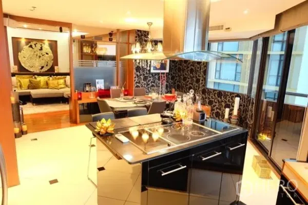 คอนโด ขายในPathum Wan, Bangkok - ครัวสมัยใหม่มีไอแลนด์เตา เครื่องดูดควันสแตนเลส และมุมทานข้าวติดกระจก