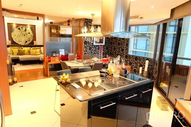 คอนโด ขายในPathum Wan, Bangkok - ครัวสมัยใหม่มีไอแลนด์เตา เครื่องดูดควันสแตนเลส และมุมทานข้าวติดกระจก