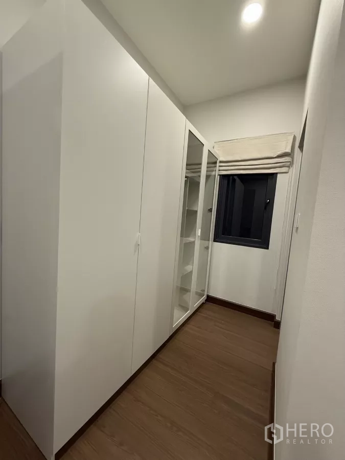 บ้าน ให้เช่าในBang Phli, Samut Prakan - โถงวอล์คอินคลอเซ็ตตู้เสื้อผ้าสีขาว พื้นไม้