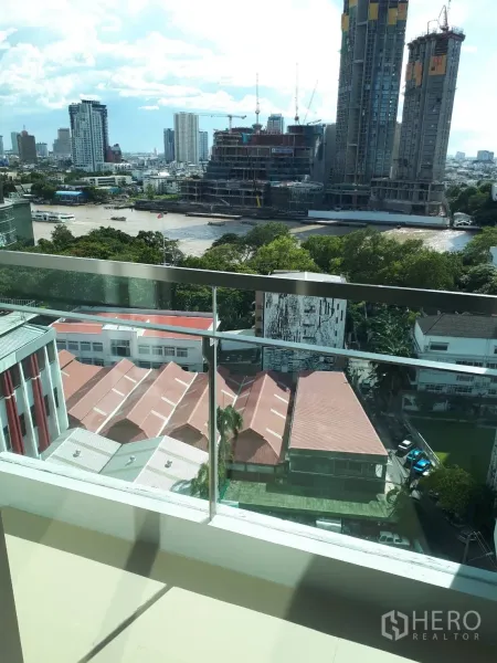 公寓 出租或出售在Bang Rak, Bangkok - 阳台玻璃栏杆外的湄南河与高楼施工景色