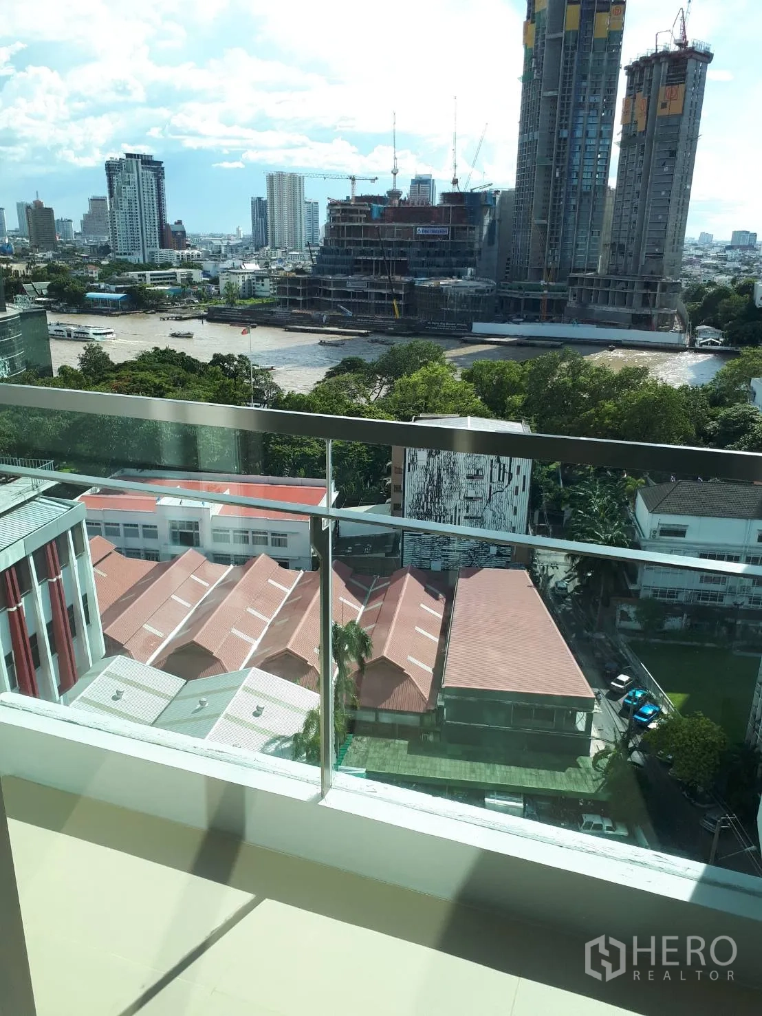 公寓 出租或出售在Bang Rak, Bangkok - 阳台玻璃栏杆外的湄南河与高楼施工景色