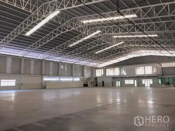 工厂 出租在Mueang Samut Prakan, Samut Prakan - 开阔的生产车间，带采光带的钢桁架屋顶与带窗夹层办公室。