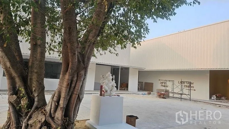 สำนักงาน ให้เช่าในBang Phli, Samut Prakan - คอร์ตยาร์ดพร้อมแท่นต้นไม้ ช่องเปิด และวัสดุก่อสร้างระหว่างการตกแต่งภายใน