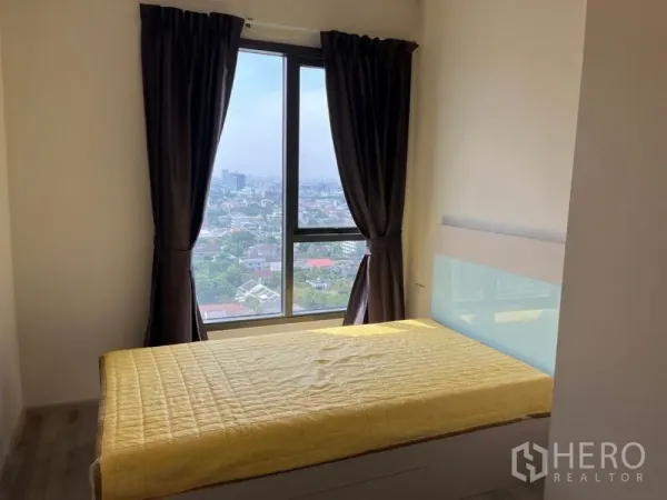 คอนโด ขายในPhaya Thai, Bangkok - ห้องนอนที่สองพร้อมหน้าต่างบานใหญ่ ผ้าม่านทึบ และวิวเมือง