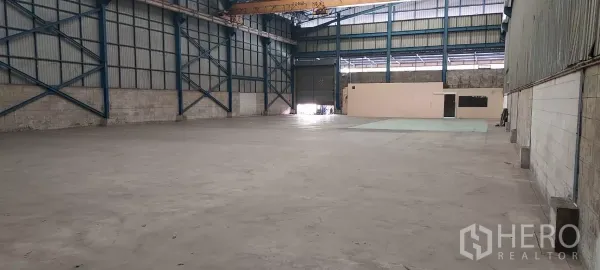 货栈 出租在Mueang Samut Prakan, Samut Prakan - 仓库分区，带卷帘装货门与内部办公室。