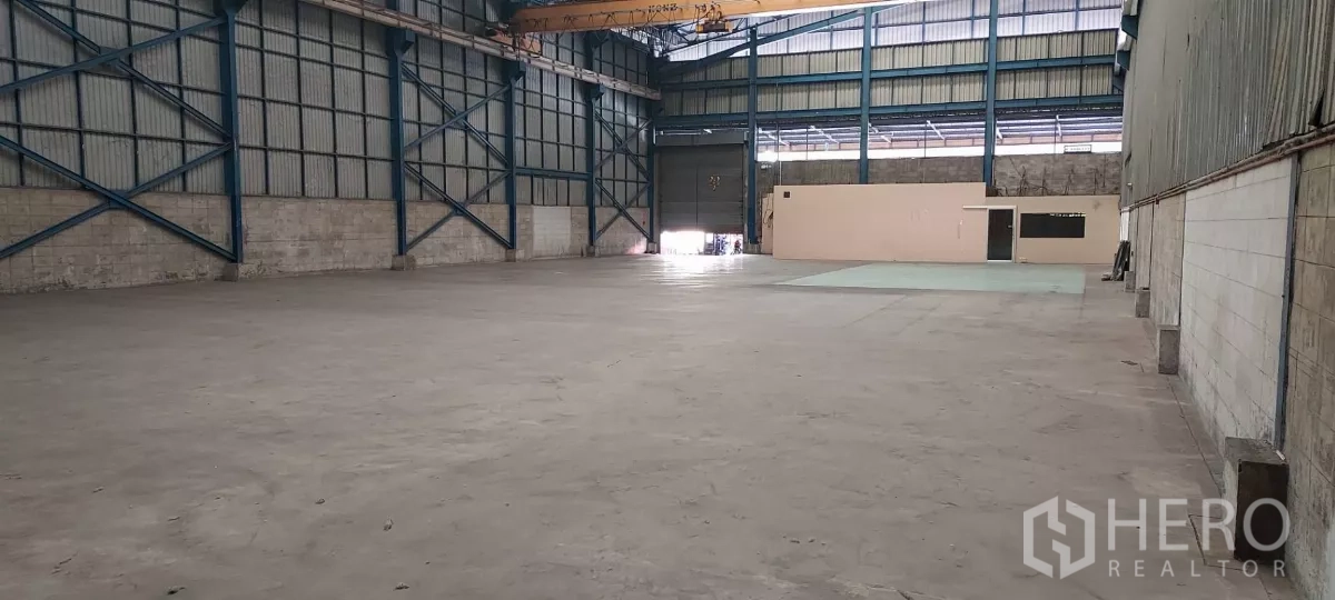 货栈 出租在Mueang Samut Prakan, Samut Prakan - 仓库分区，带卷帘装货门与内部办公室。