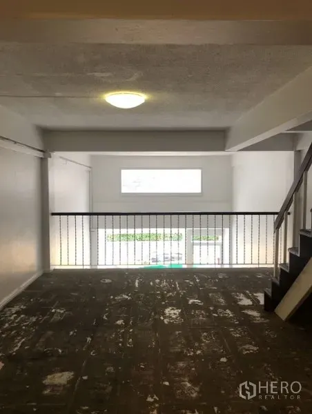 อาคารพาณิชย์ ให้เช่าในWatthana, Bangkok - ชั้นลอยแบบเปิดโล่งมีราวกันตกและช่องแสงธรรมชาติ