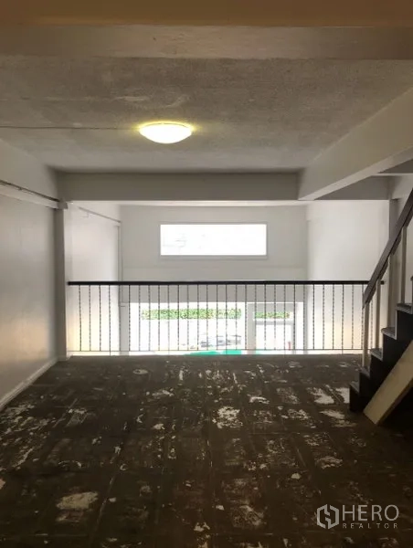 อาคารพาณิชย์ ให้เช่าในWatthana, Bangkok - ชั้นลอยแบบเปิดโล่งมีราวกันตกและช่องแสงธรรมชาติ