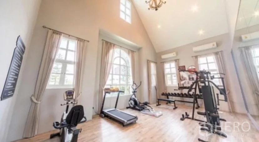 Townhouse for rent in Bang Phli, Samut Prakan - Fitness room with cardio machines, free weights and high ceilings.