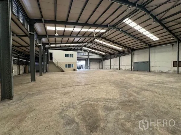 คลังสินค้า ให้เช่าในWatthana, Bangkok - โซนเก็บสินค้าแบบเปิดโล่ง โครงสร้างเหล็กและออฟฟิศกลางโกดัง