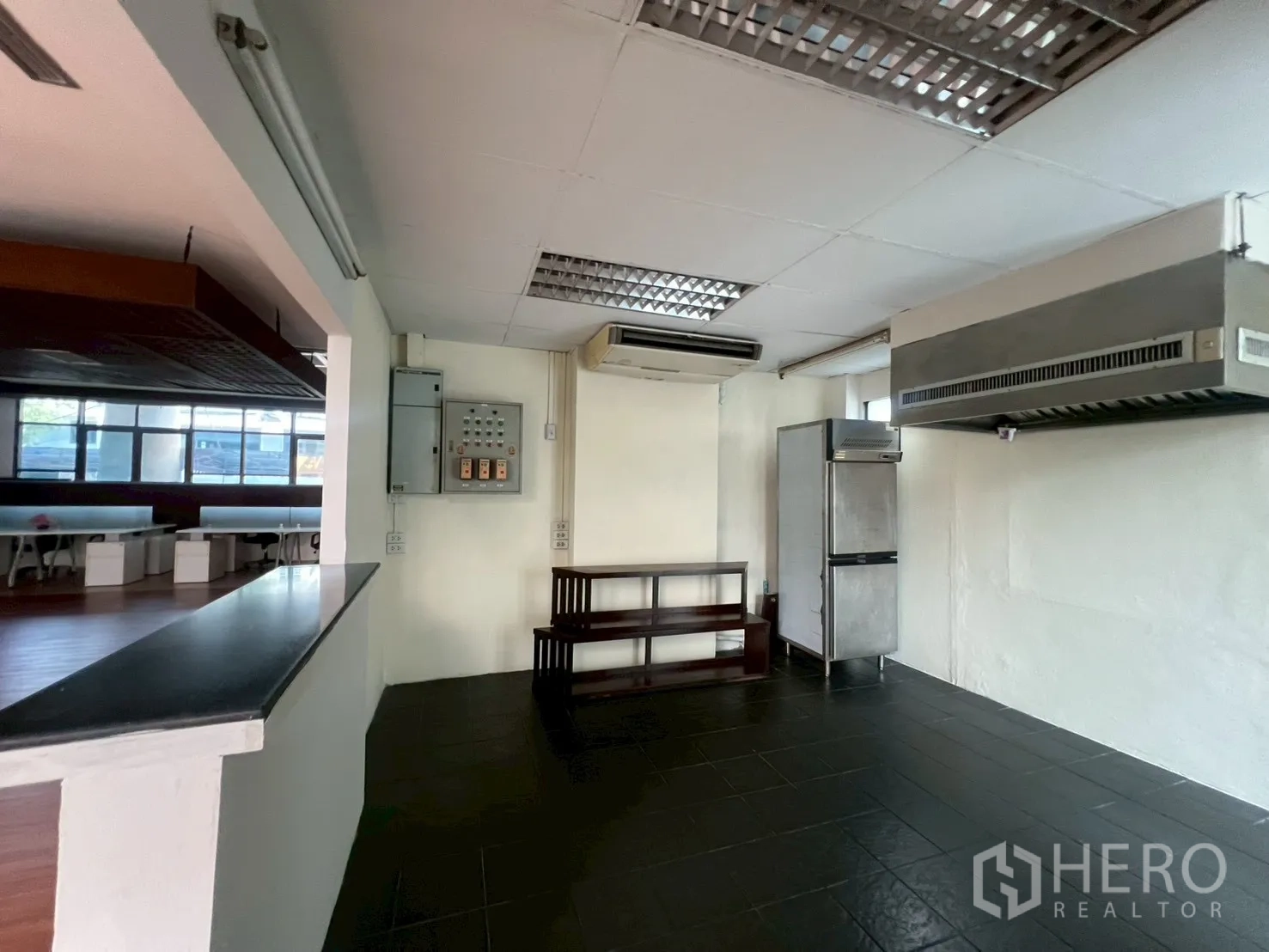 พื้นที่ขายปลีก ให้เช่า - ห้องเตรียมอาหารมีฮู้ดดูดควัน พื้นกระเบื้อง และทางเชื่อมสู่พื้นที่ขาย