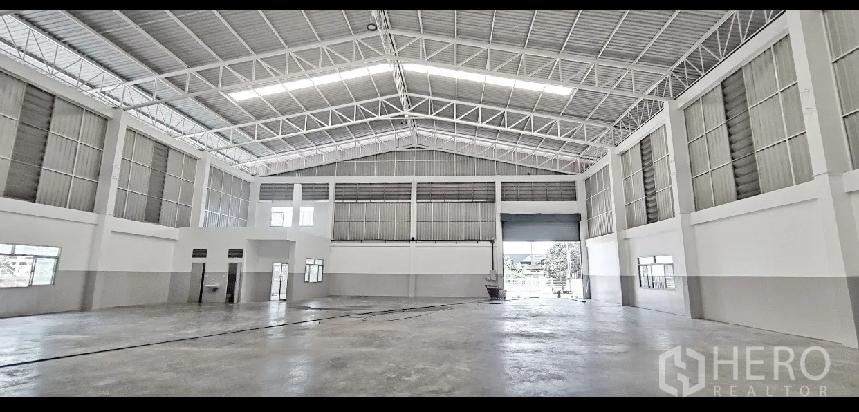 โรงงาน ให้เช่าในMueang Samut Prakan, Samut Prakan - ฮอลล์โรงงานโปร่ง เพดานสูงโครงถักเหล็ก มีสกายไลต์และประตูม้วนขนาดใหญ่