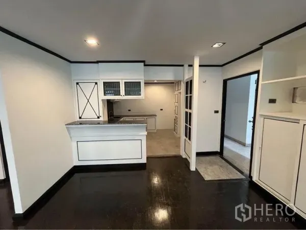 คอนโด ให้เช่าหรือขายในWatthana, Bangkok - พื้นที่นั่งเล่นเชื่อมครัวพร้อมเคาน์เตอร์บาร์ พื้นเงาสีเข้ม