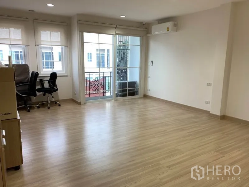 带办公室的家 出租或出售在Bang Na, Bangkok - 宽敞多功能房，木纹地面与阳台推拉门。