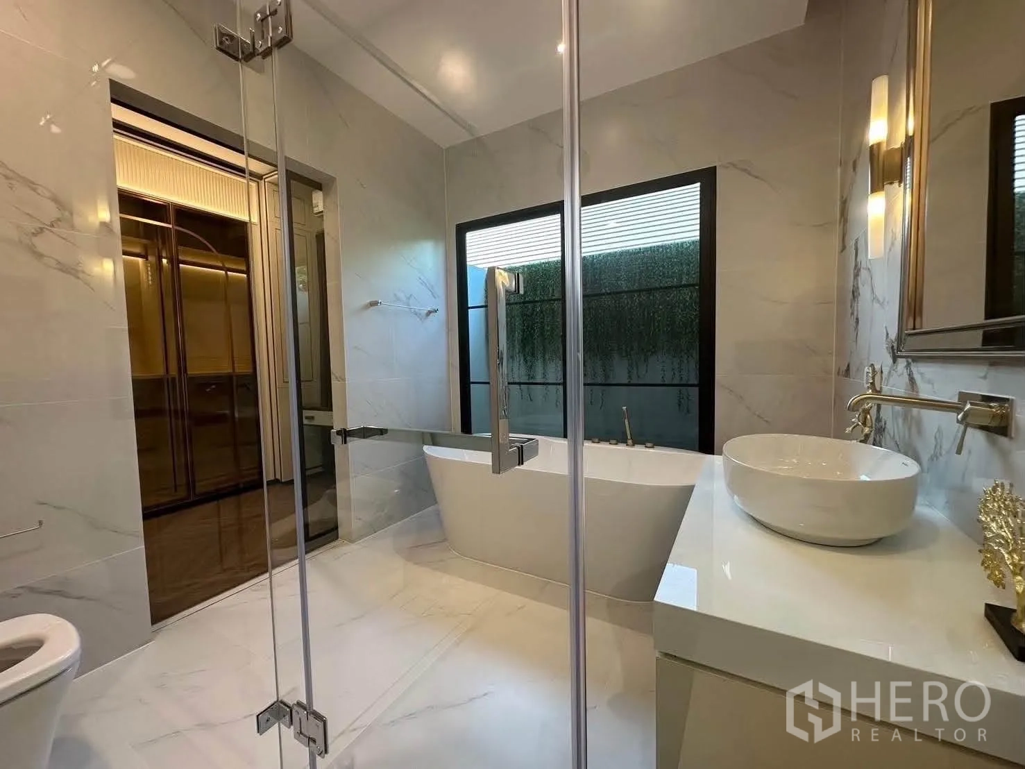 独栋房屋 for rent in Saphan Sung, Bangkok - 奢华卫浴，独立浴缸、玻璃淋浴间与现代台盆。