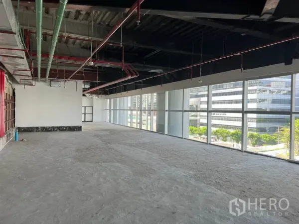 พื้นที่ขายปลีก ให้เช่าในBang Rak, Bangkok - พื้นที่เชลล์สว่าง กระจกเต็มความสูง มองเห็นท่อสปริงเกลอร์และวิวเมือง