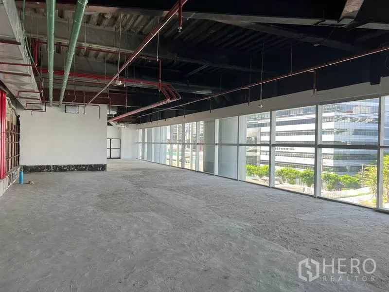 พื้นที่ขายปลีก ให้เช่าในBang Rak, Bangkok - พื้นที่เชลล์สว่าง กระจกเต็มความสูง มองเห็นท่อสปริงเกลอร์และวิวเมือง