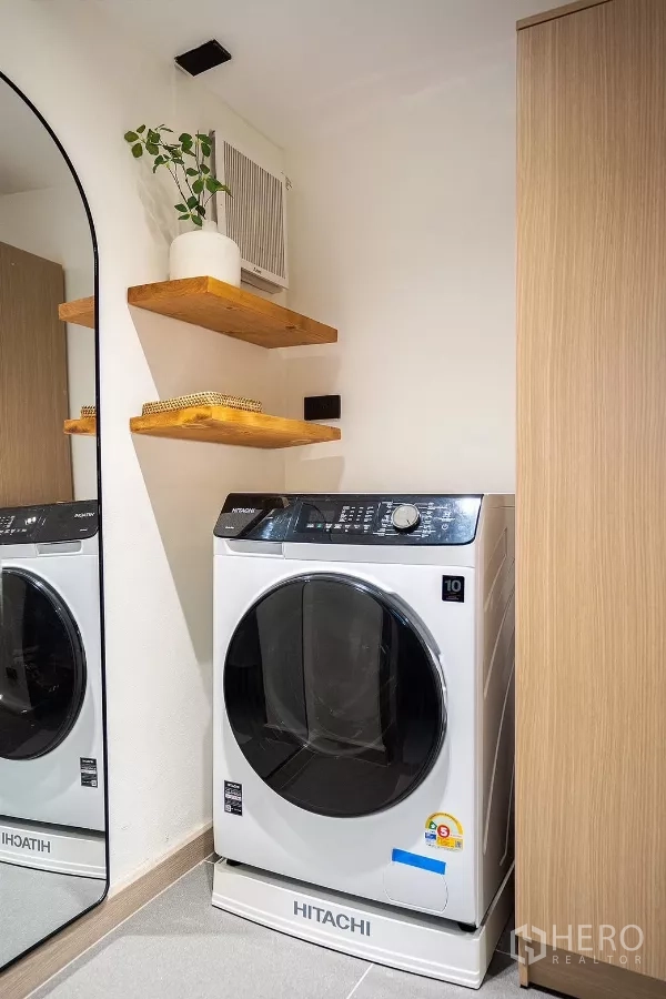 บ้าน ให้เช่าในHuai Khwang, Bangkok - มุมซักรีด เครื่องซักผ้าฝาหน้า กระจกเต็มตัว และชั้นไม้