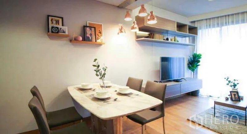 คอนโด ให้เช่าหรือขายในKhlong Toei, Bangkok - ห้องนั่งเล่นและรับประทานอาหารสว่าง โต๊ะหินอ่อน โคมไฟแขวน ชั้นวางลอย ทีวีบิลท์อิน พื้นไม้ และหน้าต่างบานใหญ่