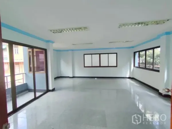 带办公室的家 出租在Pathum Wan, Bangkok - 宽敞的开放式办公楼层，设大窗与推拉门通向阳台。