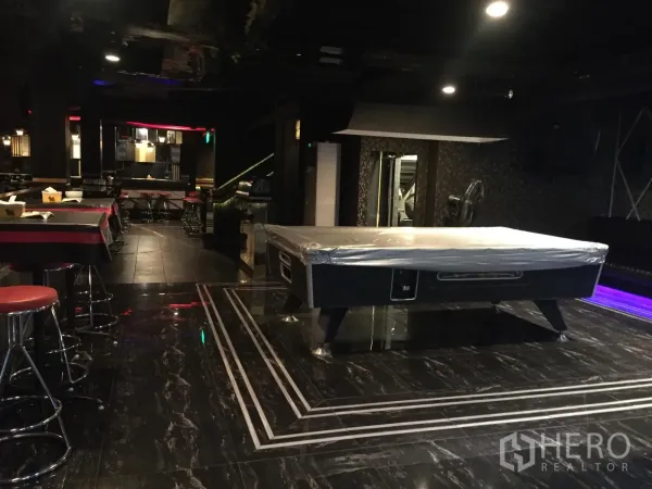 零售空间 出租在Watthana, Bangkok - 娱乐区配覆盖的台球桌、吧台座位与亮泽深色地面。