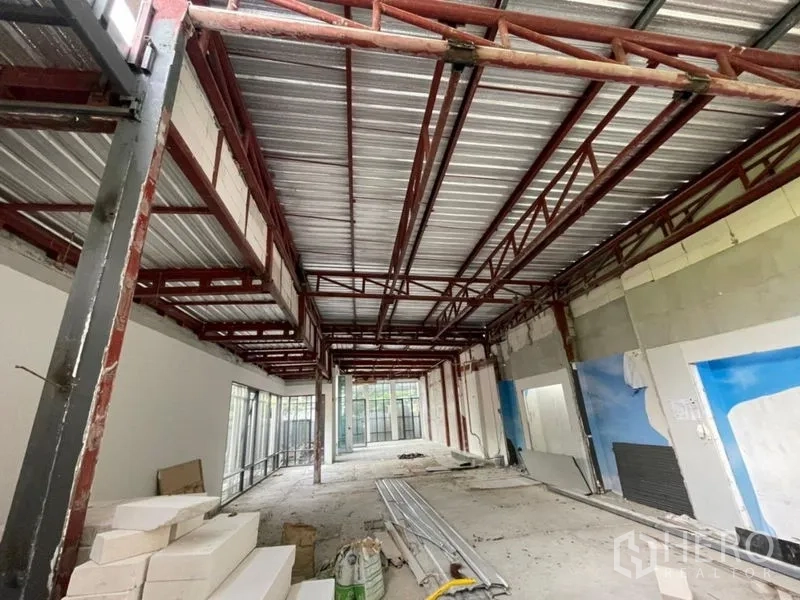 零售空间 出租在Chatuchak, Bangkok - 室内开放式空间，高钢结构屋顶与侧面落地窗，适合二次装修。