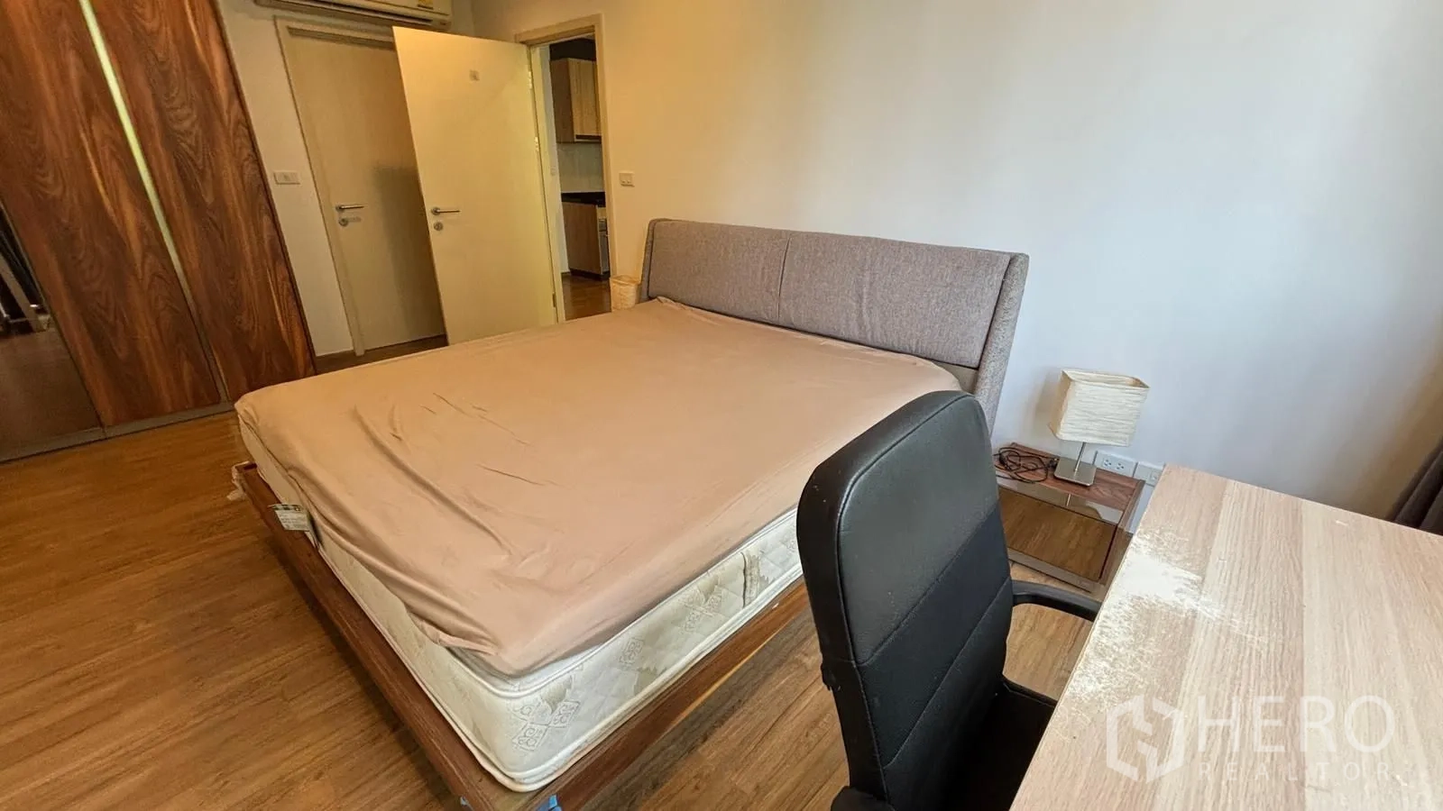 คอนโด for rent or sale in Watthana, Bangkok - ห้องนอนที่สองมีเตียง โต๊ะทำงาน ตู้เสื้อผ้า และโต๊ะข้างเตียง