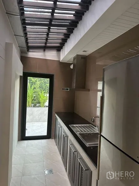 Detached House for rent in Suan Luang, Bangkok - Secondary Thai kitchen with skylight roof and door to patio.