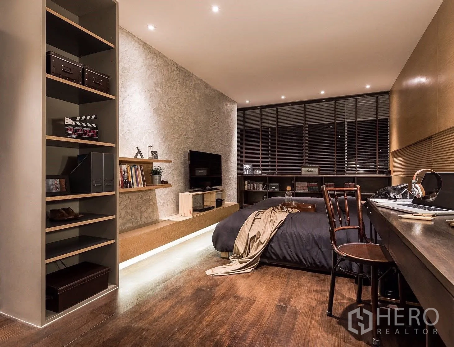 ทาวน์เฮาส์ for sale in Suan Luang, Bangkok - ห้องนอนโทนไม้พร้อมเตียงยกพื้น ทีวี ชั้นบิลท์อิน และโต๊ะทำงานยาว