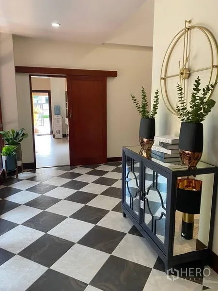 บ้าน ให้เช่าในSuan Luang, Bangkok - ทางเดินพร้อมประตูไม้บานเลื่อน พื้นตาราง และนาฬิกาติดผนัง