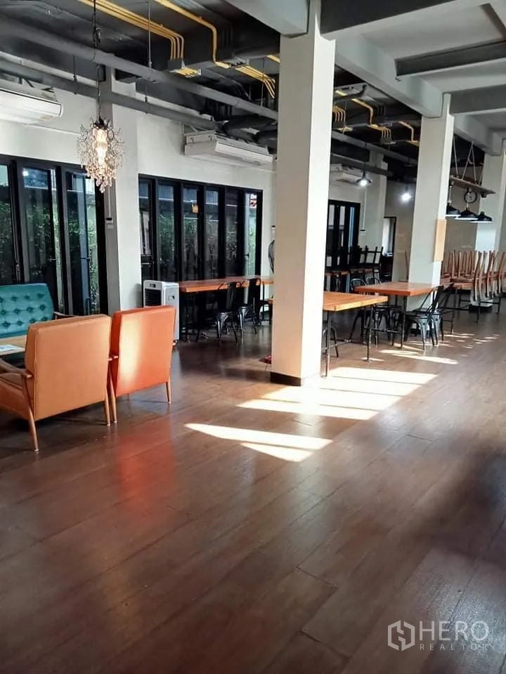 สำนักงาน ให้เช่าในPhra Khanong, Bangkok - พื้นที่ทำงานแบบเปิดโล่ง มีโต๊ะยาว โซฟา หน้าต่างกระจกบานใหญ่ และฝ้าโชว์งานระบบ