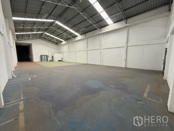 货栈 出租在Bang Phli, Samut Prakan - 邦普里仓库内部，钢桁架高屋顶带采光带，白墙与混凝土地面