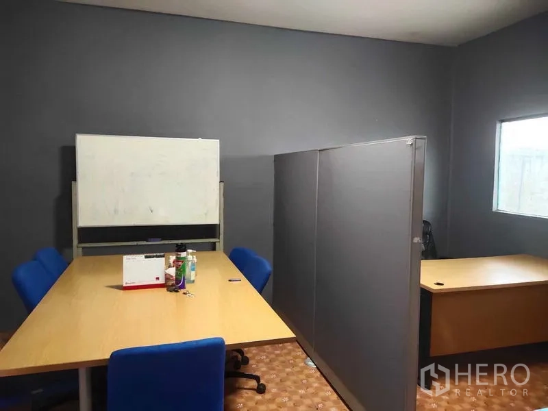 货栈 出售在Lam Luk Ka, Pathum Thani - 会议室，长桌、蓝色椅子、白板与工位