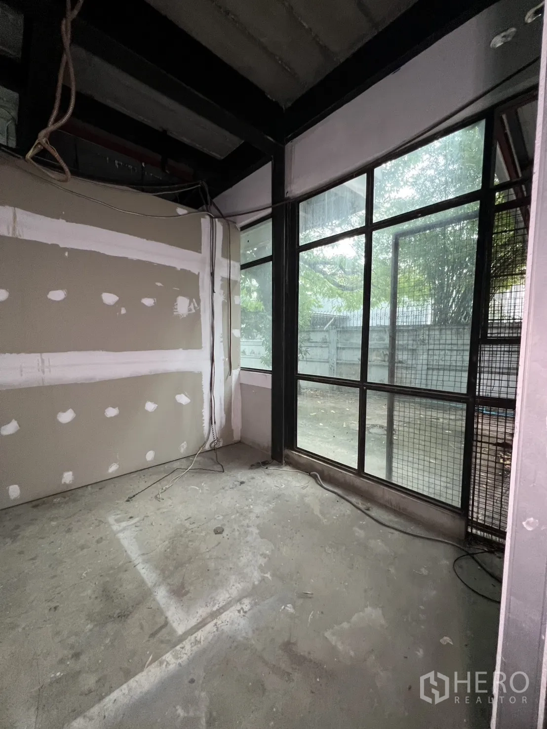 พื้นที่ขายปลีก ให้เช่าในWatthana, Bangkok - บันไดไม้และช่องแสงสูงในโถงบันได