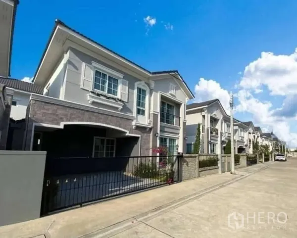 บ้าน ขายในBang Khen, Bangkok - ถนนในโครงการและบ้านเดี่ยวสองชั้นสไตล์โมเดิร์นในบางเขน ท้องฟ้าโปร่ง