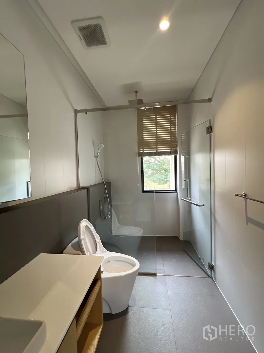 独立式住宅 出租在Suan Luang, Bangkok - 狭长浴室设步入式淋浴、坐便与台盆