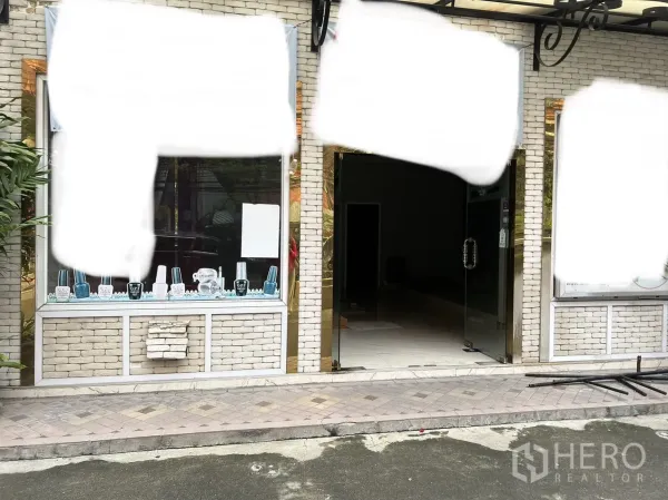 พื้นที่ขายปลีก ให้เช่าในKhlong Toei, Bangkok - ทางเข้ายูนิตค้าปลีกชั้นล่าง ประตูกระจกคู่ พร้อมหน้าต่างโชว์สินค้าและทางเดินปูพื้น