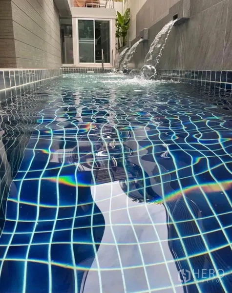 คอนโด ให้เช่าในKhlong Toei, Bangkok - สระว่ายน้ำคอนโด กระเบื้องสีน้ำเงิน พร้อมสายน้ำตกจากผนัง