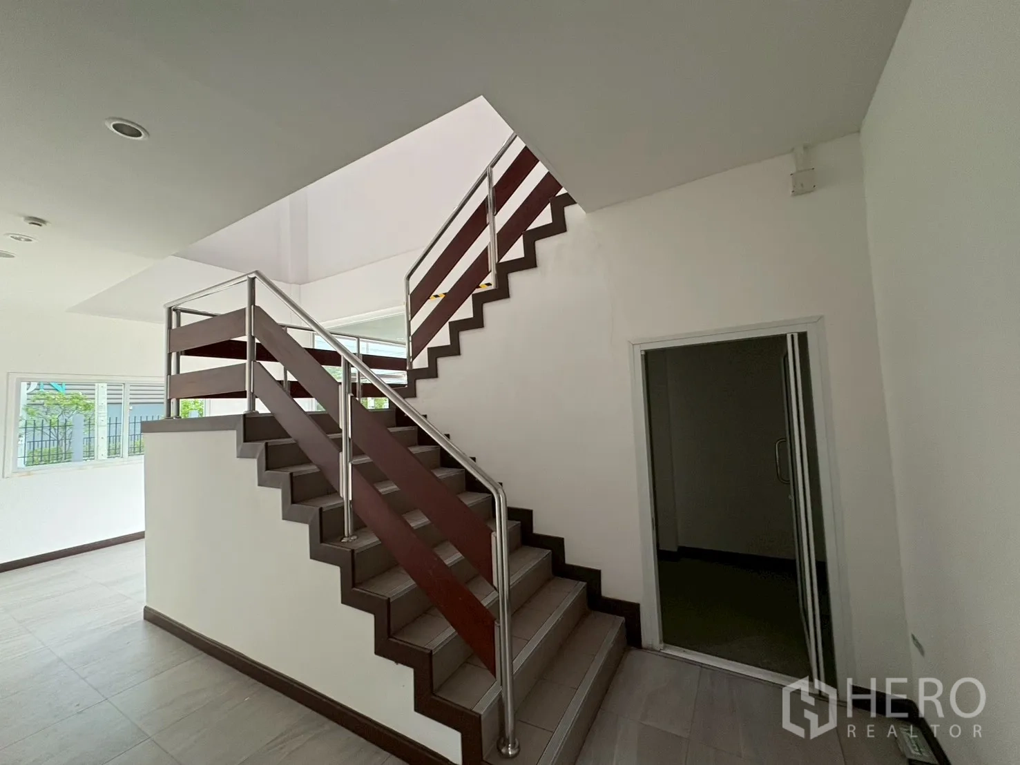 Factory for sale in Bang Bo, Samut Prakan - Compact office with split-type air-conditioning and wood-pattern tiles.