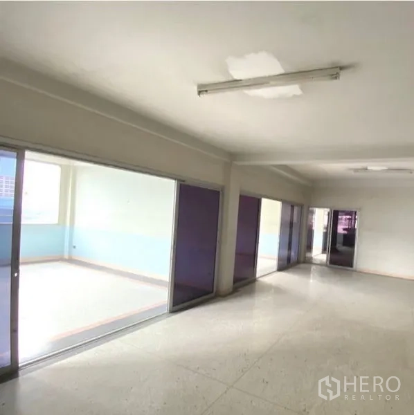 คลังสินค้า ให้เช่าหรือขายในMueang Samut Sakhon, Samut Sakhon - ห้องสำนักงานสว่างกั้นกระจกบานเลื่อน พื้นกระเบื้องภายในโกดัง