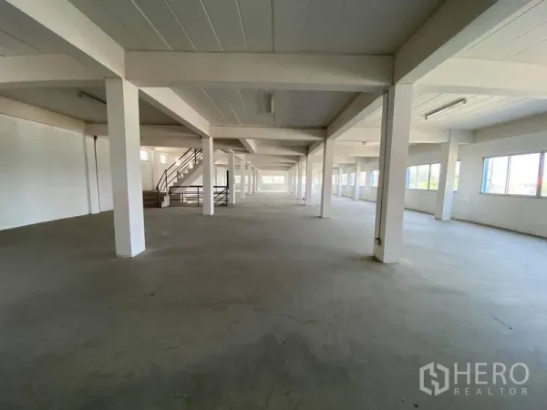 โรงงาน ขายในBang Phli, Samut Prakan - พื้นที่กว้างมีเสาและบันได รับแสงธรรมชาติ เหมาะเก็บสินค้าและประกอบงาน