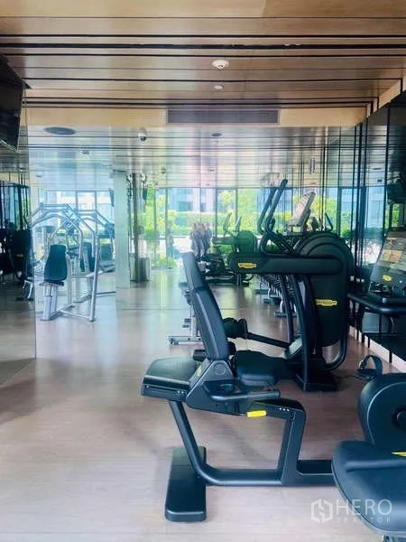 公寓 出售在Watthana, Bangkok - 设备齐全的健身房，配有单车和力量器械。